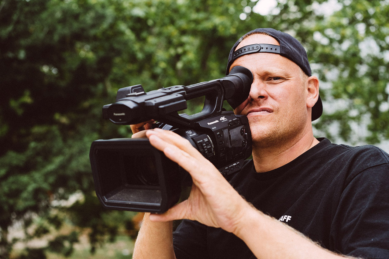 Nachdem The Medialist der Filmerszene im vergangenen Jahr bereits den Heckenscherenstyle geschenkt hat, perfektionierte in Leipzig noch den Kinn-Kamerastabilisator