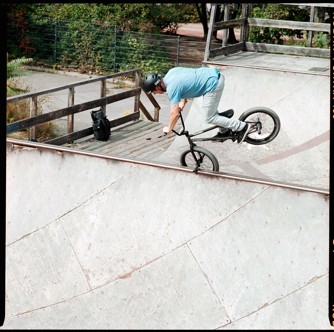 Es ist locker schon zehn Jahre her, dass Pierre Hinze Over Tooths an Spines gelernt hat, aber wie ein guter Wein hat dieser Trick mit der Zeit nichts, aber auch rein gar nichts von seinem Reiz eingebüßt