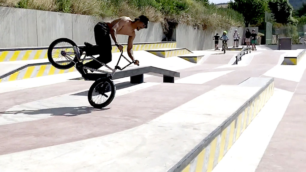 Ibrahima-Yann Mbow aka @bramsridesbike zersägt in diesem Video einige richtig leckere Skateplazas in Frankreich feinsäuberlich in ihre Einzelteile.