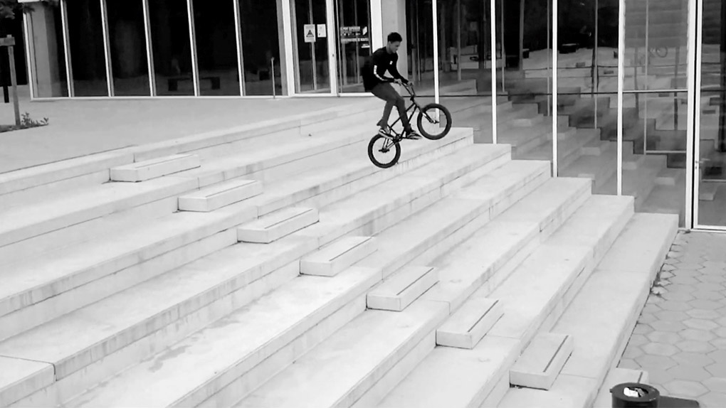 Ibrahima-Yann Mbow aka @bramsridesbikes hat mit "Day Off" einen BMX-Streetedit abgeliefert, in dem es vor Bangern nur so wimmelt. Auf keinen Fall verpassen!