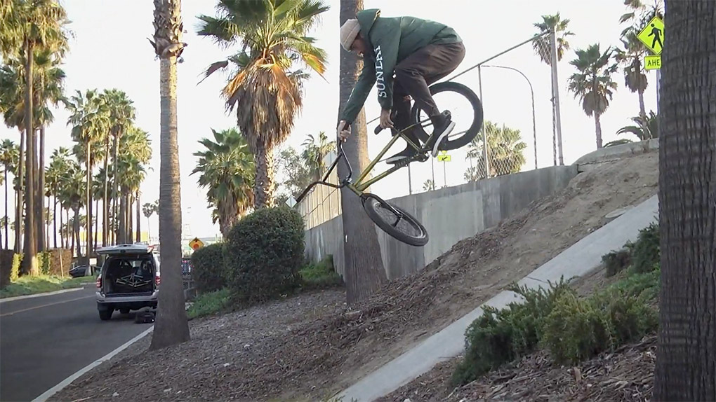 Brett Silva dreht in diesem Video eine Testrunde auf seinem neuen 2021 "Forecaster"-Signaturekomplettrad von Sunday Bikes. YEWW!