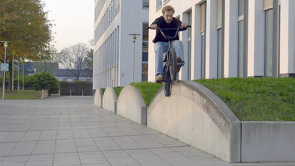 Weniger ist mehr! Hier entlang für eine Minute schnörkellosen Grindsport aus der Feder des SIBMX- und Fiend-Teamfahrers Christian Heger.
