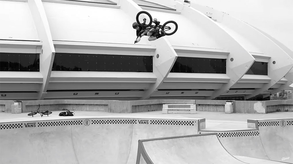 Corey Walsh ist frisch auf Odyssey BMX (herzlichen Glückwunsch) und haut zur Feier des Tages ein paar abartige Dinger raus.