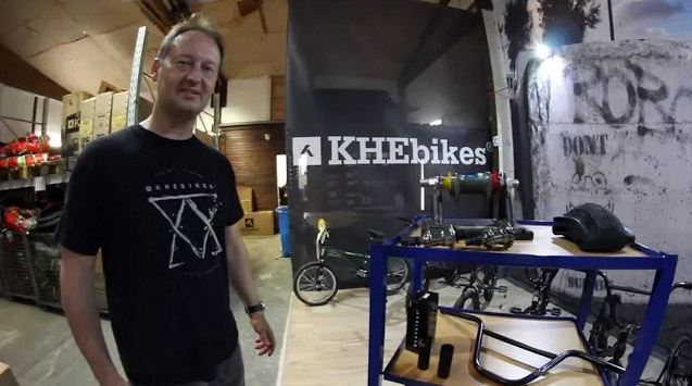 Bei KHEbikes sucht zur Verstärkung des Teams einen kompetenten neuen Servicemitarbeiter für Kundenberatungen, Fahrradreparaturen uvm.