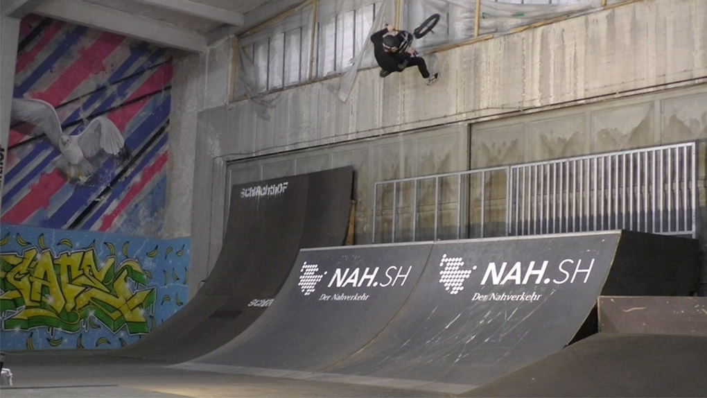 Paul Thölen schießt mit ordentlich Knallgas und einer Extraportion Style kreuz und quer über den Rampenparcours im Lagerhaus der Flensburger Sportpiraten.