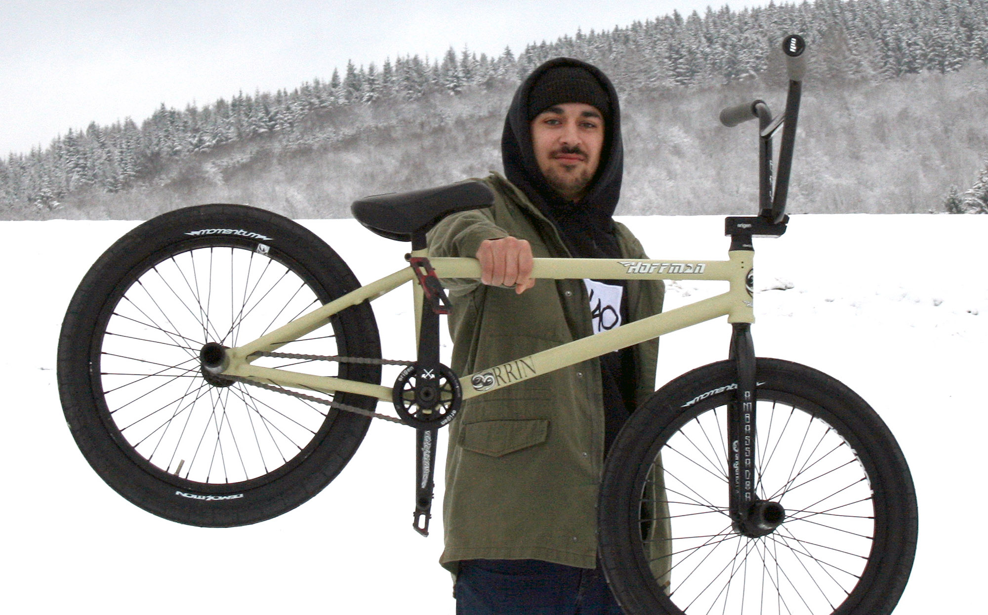 Taylor Cadel ist jetzt über SIBMX für Hoffman Bikes und Erigen BMX unterwegs. In diesem Bikecheck nehmen wir seinen neuen Rider genauer unter die Lupe.