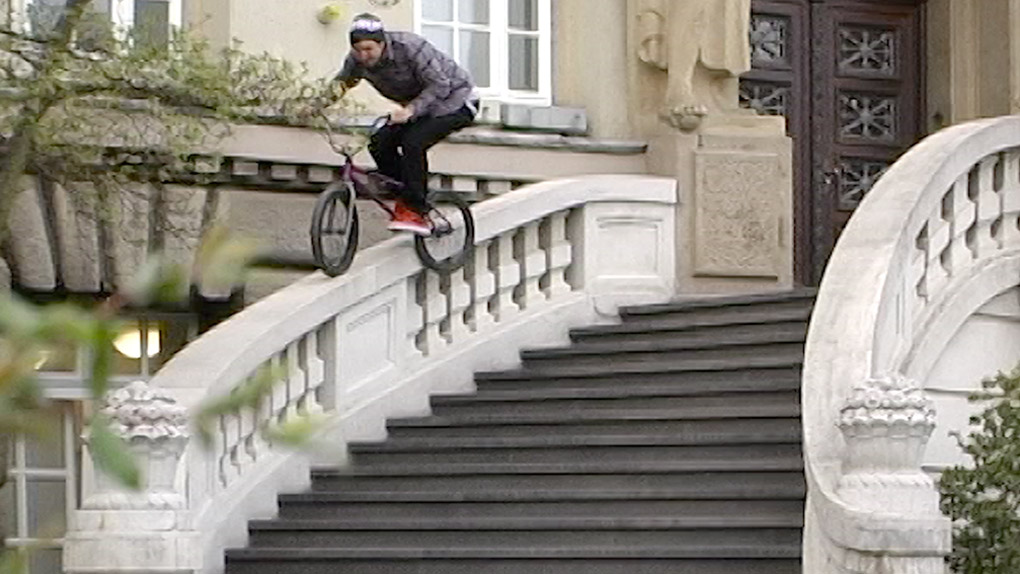 Max Gaertig, Björn Elvering und Oli Landgraf haben es sich für die "Anytime Now"-DVD von wethepeople BMX auf den Straßen Kölns ordentlich gegeben.