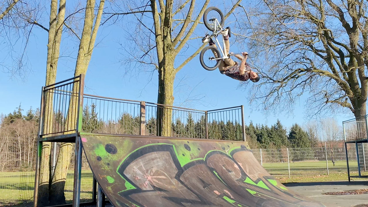Felix Kirch hat nur eine halbe Stunde gebraucht, um den Skatepark Oldenburg-Kreyenbrück für dieses Video in Schutt und Asche zu legen.