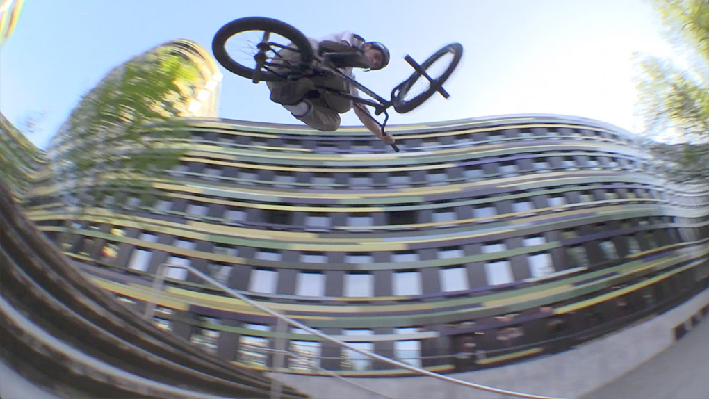 Kai Schulte-Lippern springt in diesem Video ausnahmsweise keine riesigen Treppen runter, läpsch sind die gezeigten Tricks trotzdem nicht. Ganz im Gegenteil!