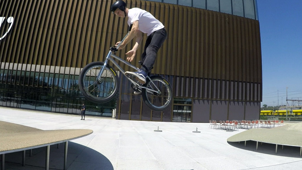 Patrice Buess ist hauptberuflichen Rampenfahrer, aber wenn es die Situation erfordert, haut er auch schon mal ein gewagtes Streetmanöver raus