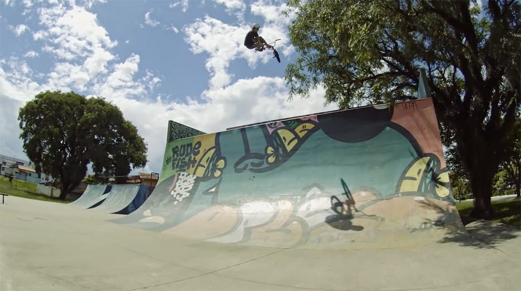 Der brasilianische Vielflieger Cauan Madona sammelt in seinem neuen Video für VANS trotz Pandemie ohne Ende Bonusmeilen.