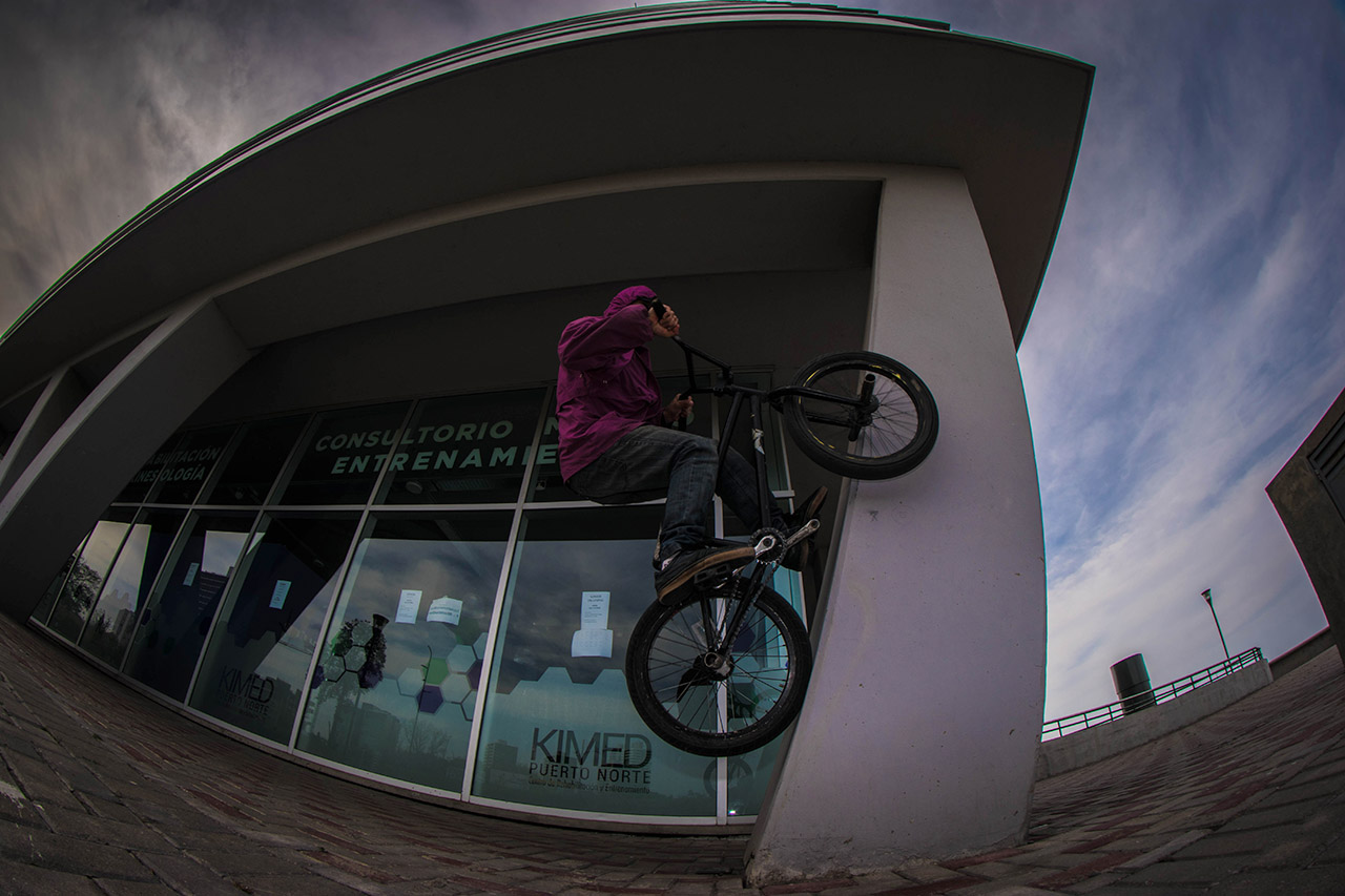 Vertikaler Schmied von David Diaz, der sich erdreistet, kein Insta zu haben