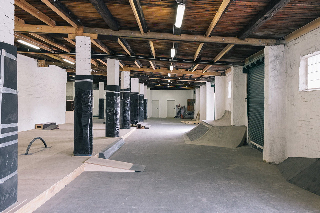 Die ersten Obstacles in der neuen Streethalle auf dem Gelände der Gleis D Skatehalle in Hannover stehen schon