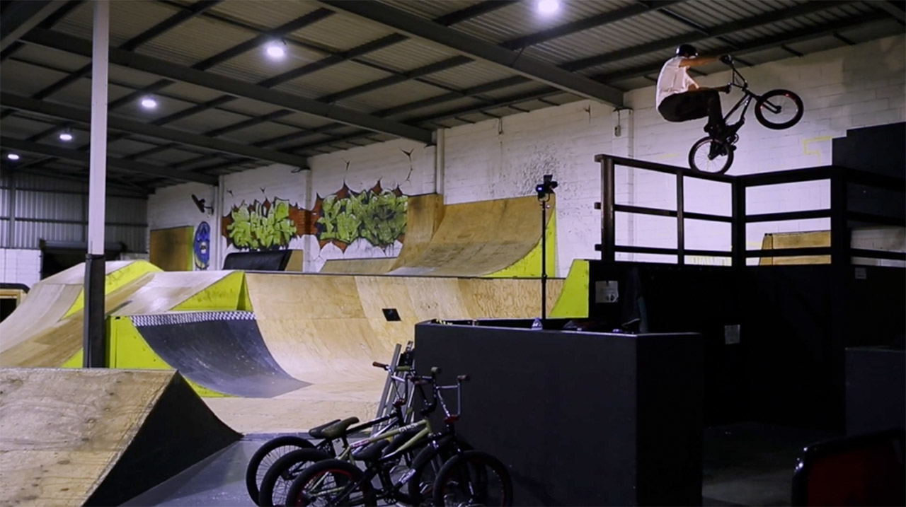 Wer Fufanus an riesigen Geländern vermisst, ist bei dem neuen Video von Nathan Philps definitiv an der richtigen Adresse.