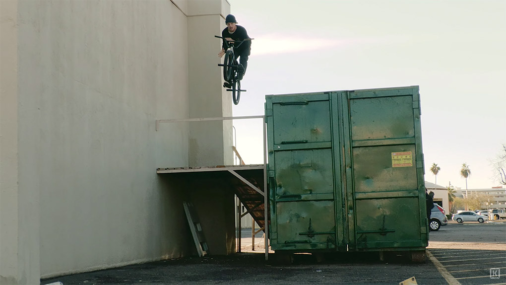 Das Pro-Team von Kink BMX war Anfang des Jahres in Tucson, Phoenix und Las Vegas unterwegs. Hier entlang für ihre beeindruckende Clipausbeute.