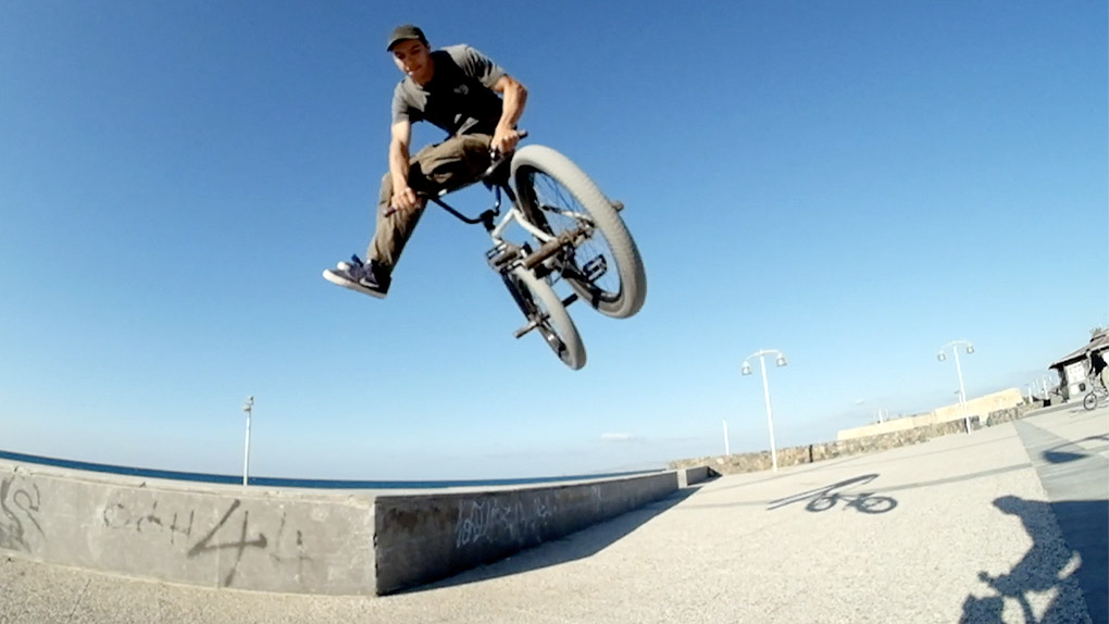 Thanos Mihalakidis war auf Kreta, um die Marmorledges der Inselhauptstadt Heraklion mit seinen stählernden Grindstangen durchzumassieren.