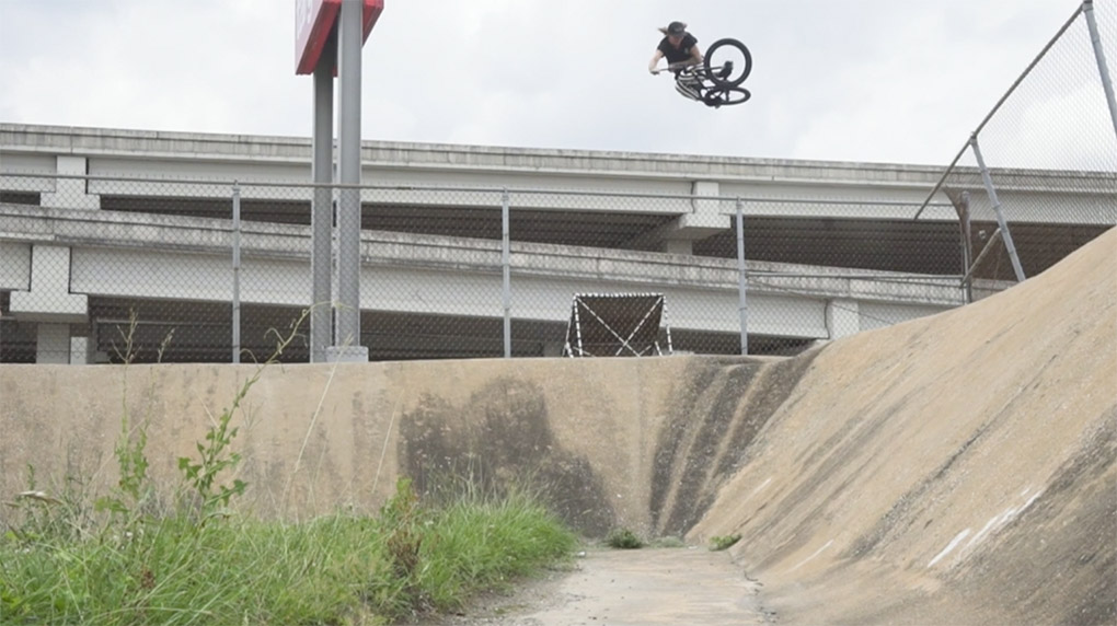 Tom Dugan schanzt sich auf der überarbeiteten Version seiner Grandstand-Signautrepedale von Odyssey BMX kreuz und quer durch Austin.