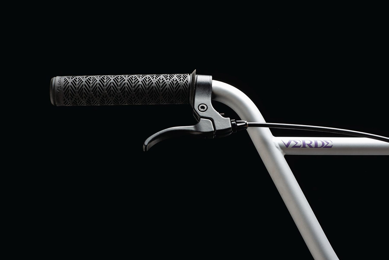 Mit Liebe zum Detail: Zur Ausstattung des Cadets gehören die Verde Leaf Grips und ein kurzer Bremshebel, schließlich möchte niemand bei Turndowns damit in der Hosentasche hängenbleiben