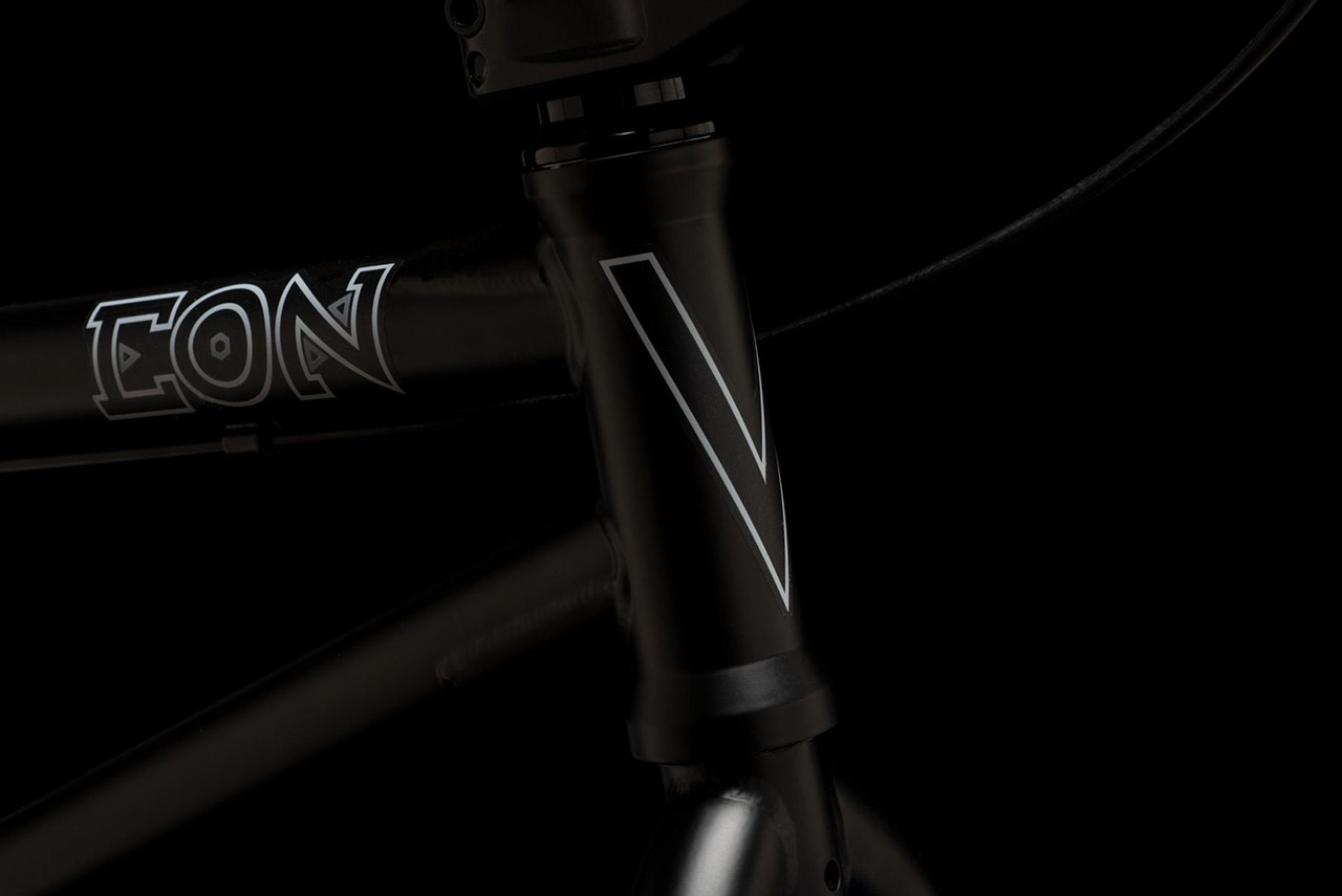 Der Rahmen des Eon verfügt über ein Unterrohr aus Chromoly und integrierte Steuersatzschalen