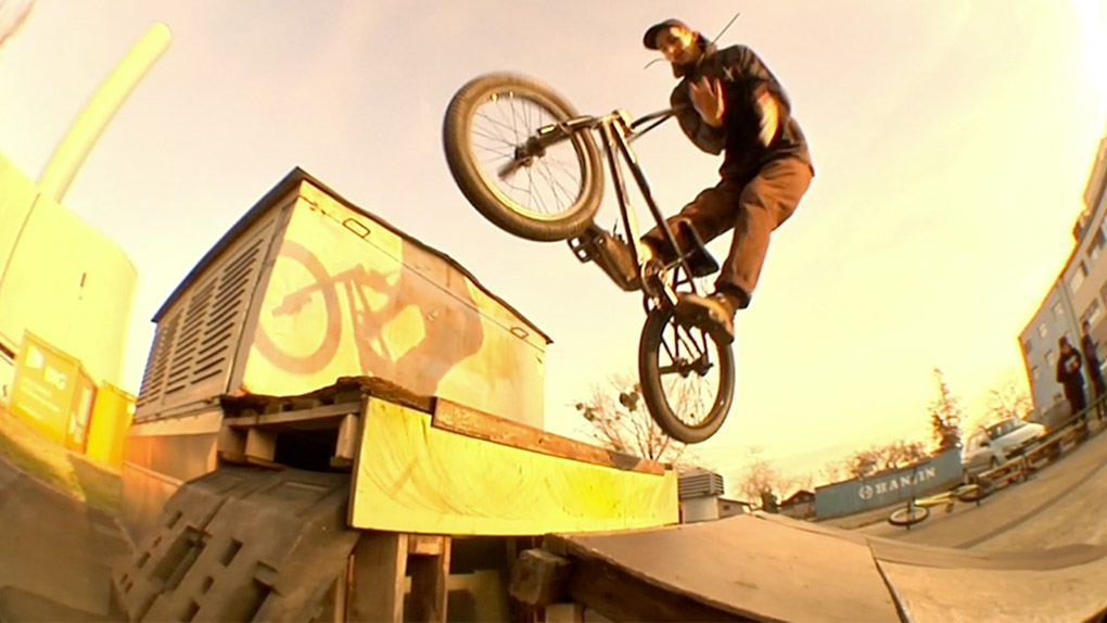 Die DSK-Homies aus Wien haben für dieses Video wirklich alles aus ihrem recht beschränkten DIY-Spot rausgeholt.