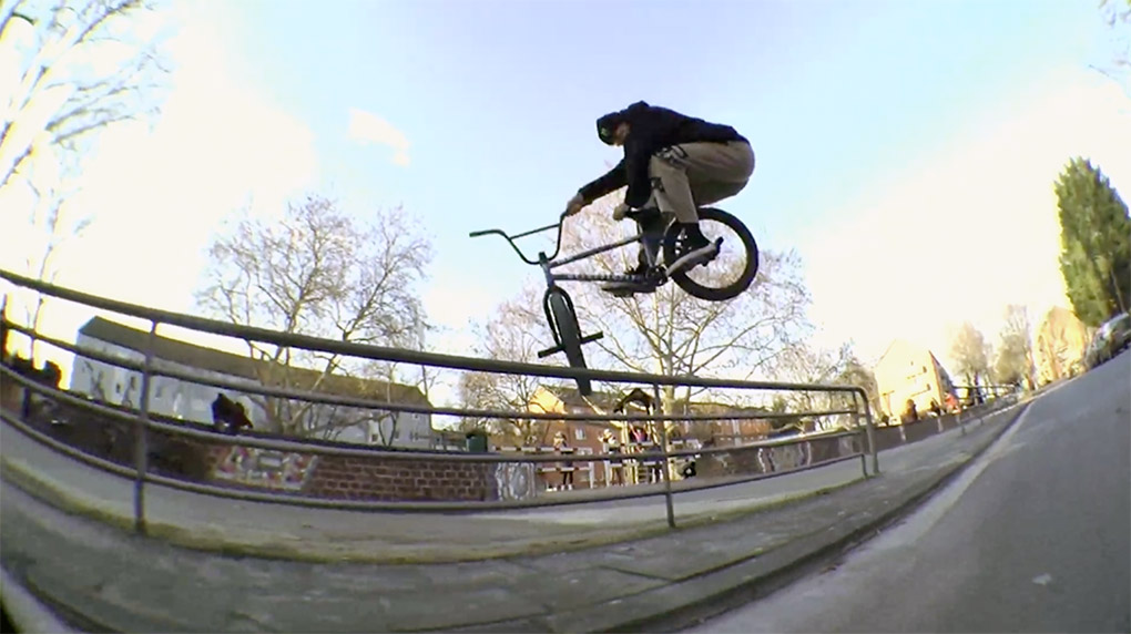 Felix Prangenbergs Pathfinder Frame von Wethepeople ist ab sofort in drei neuen Farben und mit einem 21,25" langen Oberrohr erhältlich.