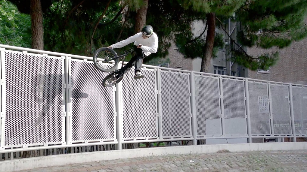 Bevor der ganze Corona-Mist losging, hat Kevin Peraza noch schnell im Auftrag von Mongoose Barcelona komplett abgerissen.