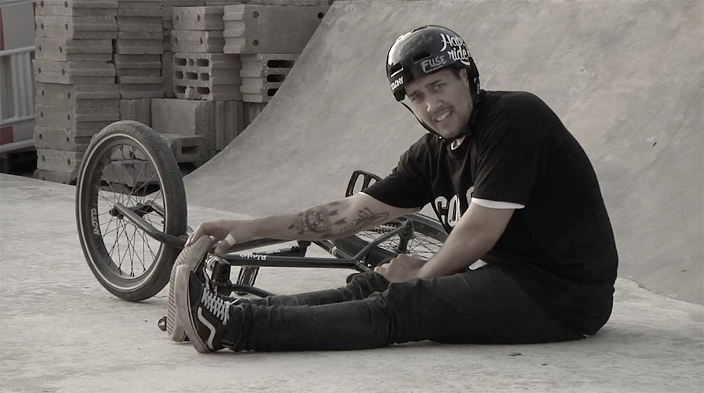 Das Lebensmotto des deutschen Colony-Fahrers Marcel Gans pappt gut sichtbar auf seinem Helm: Have fun, ride bikes!