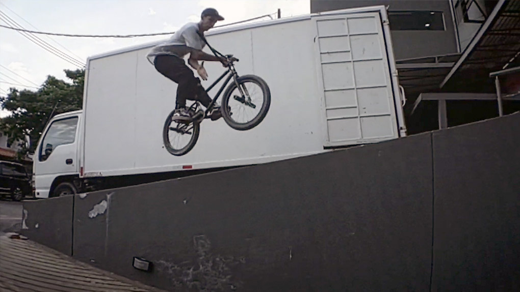 Tomy Cardozo ist der erste BMX-Pro Paraguays. In diesem Video hakt er einige amtliche Missionen auf den Straßen von Asunción.