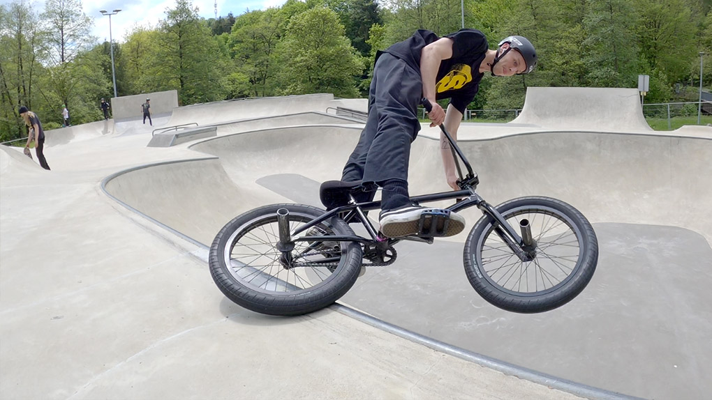 Für diese Folge von Raw Jibs haben sich die beiden Topathleten Tom Weikert und Angelo Kurtz den Wheelpark Wiehl vorgeknöpft.
