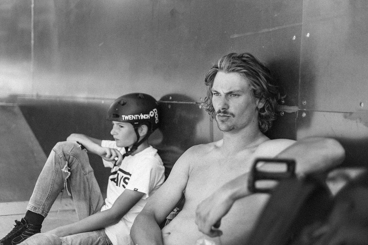 Sonnenschirmfirmen aufgepasst: Im Bikepark Darmstadt gibt es quasi keinen Schatten, das ist eure Chance für eine authentische Produktplatzierung. Eloy Sanchez (links) und Paul Thölen modeln beim Werbeshot auch sicher gerne für euch