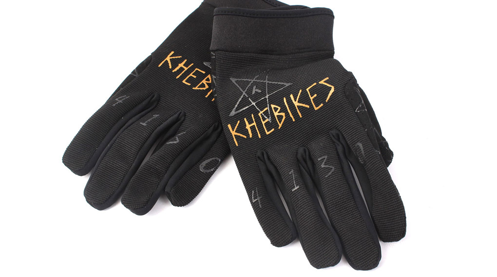 Bei KHEbikes sind die neuen 4130 BMX-Handschuhe reingekommen, die die Karlsruher in Zusammenarbeit mit ihrem Pro-Team entwickelt haben.