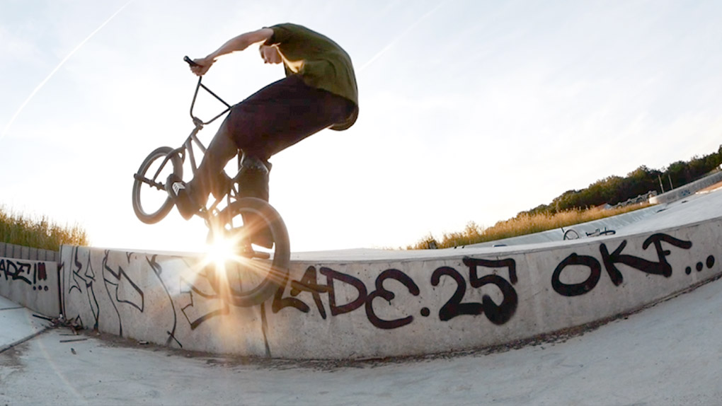 Spontane Zusammenkunft mit spontanem Dreh an einem heißen Tag in einem Flutbecken am Cospudener See vor den Toren von Leipzig.