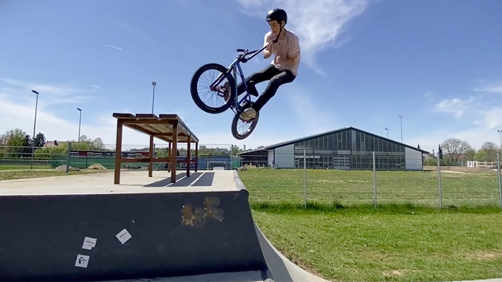 Linus Fischer ist gerade einmal 18 Jahre alt, hat aber schon so harte Tricks wie Flipwhips im Repertoire. Checkt sein Video!