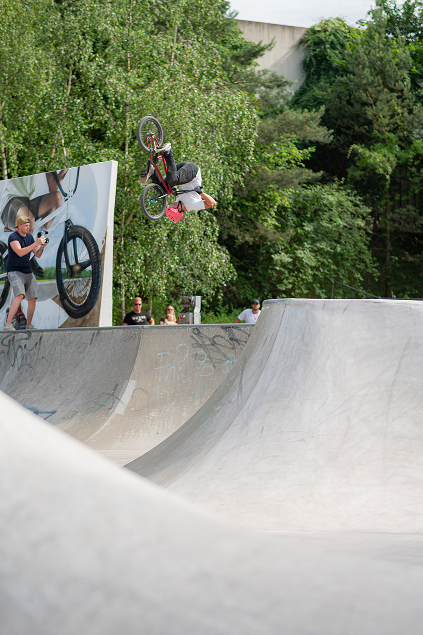 Mit der Faust im Gesicht: Frontflip Flyout von Alex Reichmann