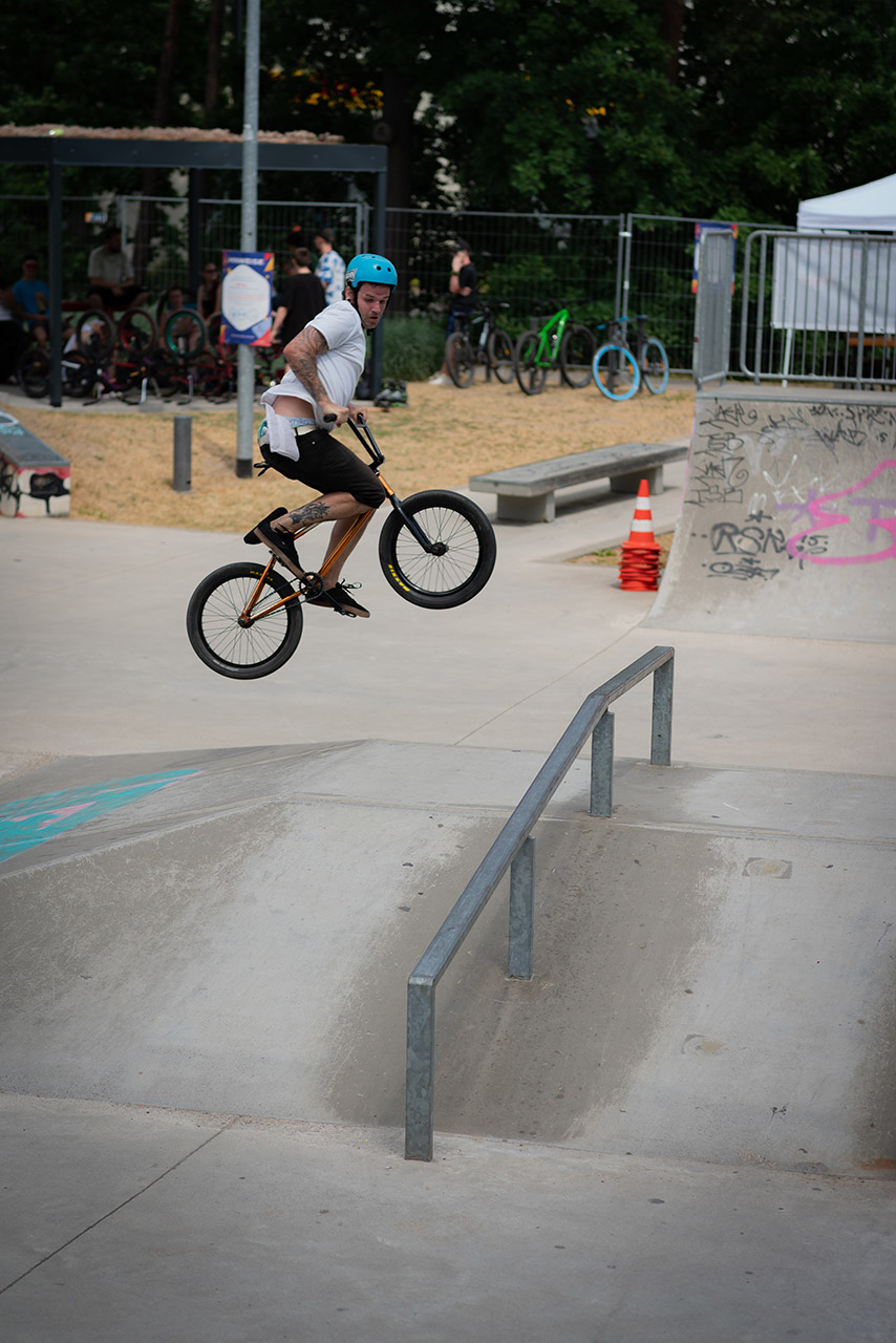 Max Henning ist auf dem BMX-Rad mindestens ebenso gut unterwegs wie am Mic