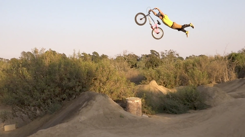 Wenn Mike "Hucker" Clark aufs Rad steigt, ist immer beste Unterhaltung angesagt! Hier ist sein neues Video für Demolition Parts.