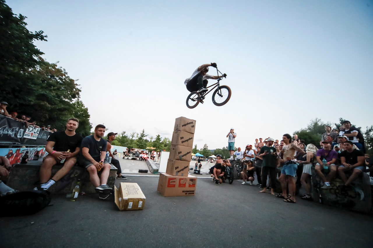  Irrsinn trägt einen Namen: Jump the Karton. Hier haben wir den späteren Gewinner Florian Huber beim Warmspringen über fünf Kartons