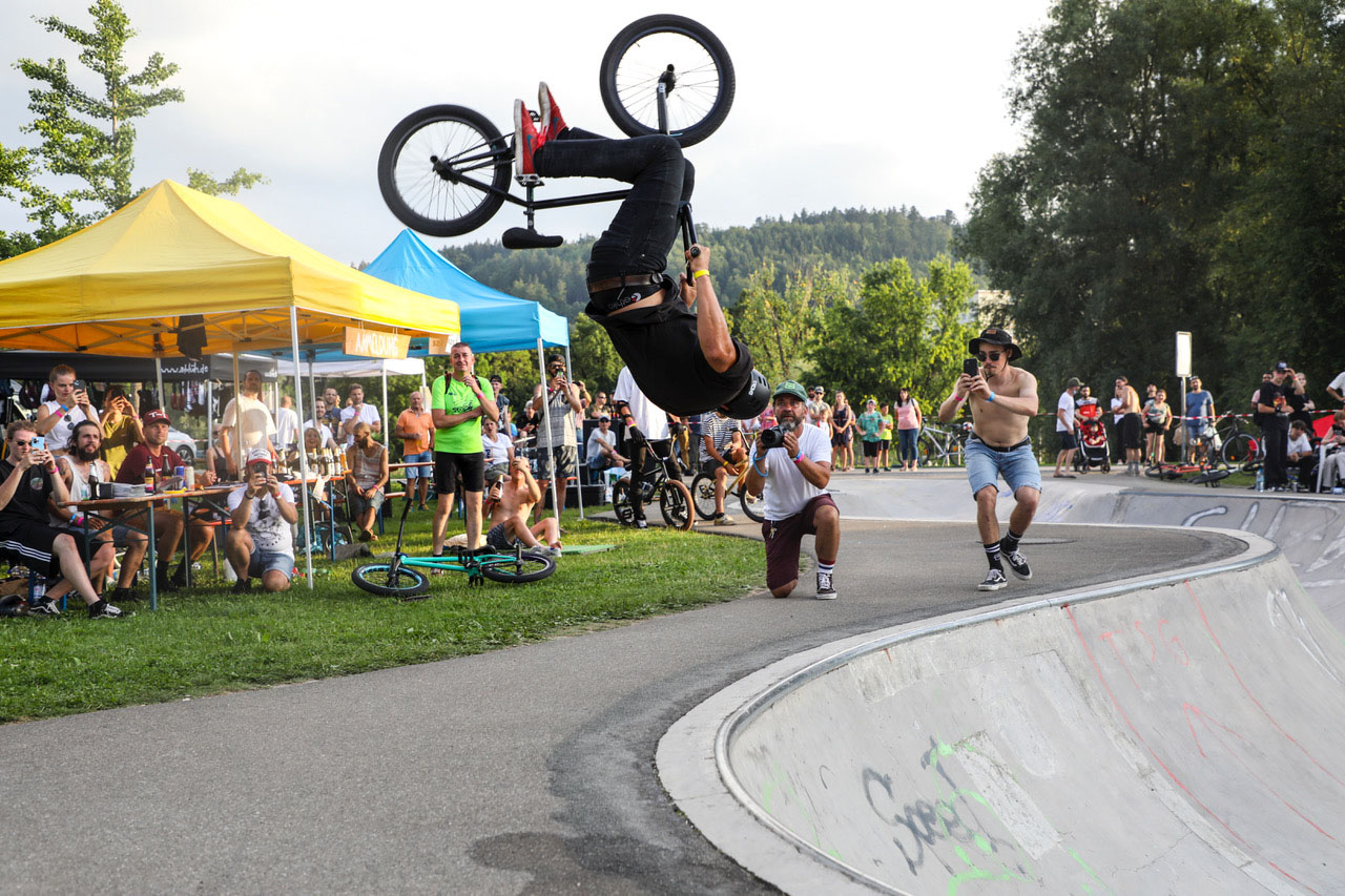 Nachdem Matthias Dettki beim "Game of BIKE"-Wochenende in Flensburg am Frontflip Flyout noch gescheitert war, stand er das Ding in Tuttlingen endlich; Foto: Nele Fauser