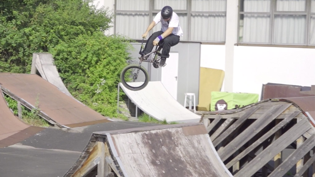 Ein großer Teil des Trainerstabs von CT Freestyle BMX hat sich für eine Session im Skatepark Wendelstein getroffen. Mehr dazu im Video.