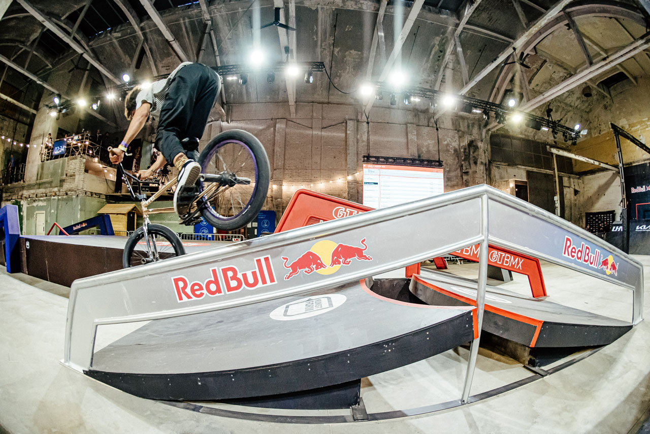 Alex Kennedy, Oppo Hanger im Practice