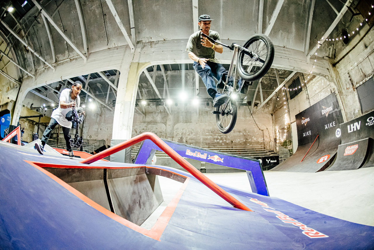 Der spanische Filmer Rafa Alvarez läuft ausnahmsweise mal nicht Courage Adams hinterher, sondern Anthony Perrin