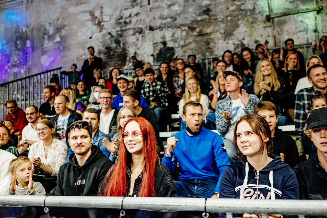 Im Gegensatz zur Saku Arena ging es bei der diesjährigen Simple Session geradezu familiär zu. Anstatt wie sonst mehrere tausend waren in der Pöhjala Factory diesmal gerade einmal 500 Zuschauer:innen zugelassen – natürlich alle geimpft, genesen oder getestet!