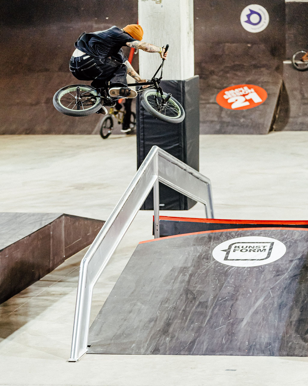 Felix Prangenberg überlegte kurz, ob er in diesen 180 einen Bar einbauen sollte, was wahrscheinlich kein Problem für ihn gewesen wäre, entschied sich dann aber für die Stylevariante