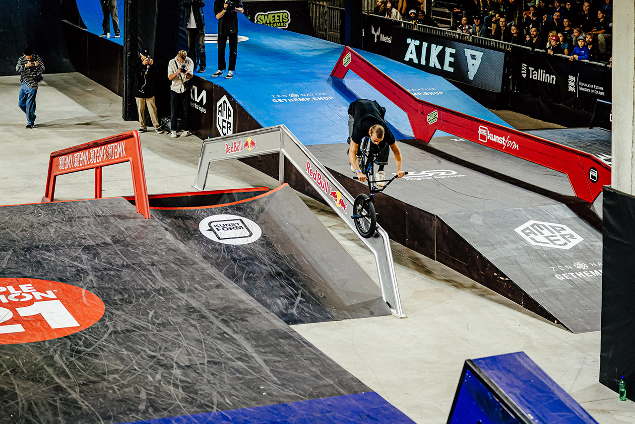 Wir hatten zwar schon einen Oppo Hanger von AK in dieser Gallery, aber dieses regulärfüßige Exemplar von Dobin ist so schön, dass wir es euch nicht vorenthalten möchten!