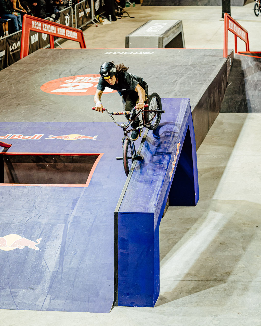 Die Ledges und Rails waren echt nicht von Pappe. Und obwohl Julian Molina bekanntlich nur ein Bein hat, knallte er diverse Male diesen Smithgrind raus. Beeindruckend!