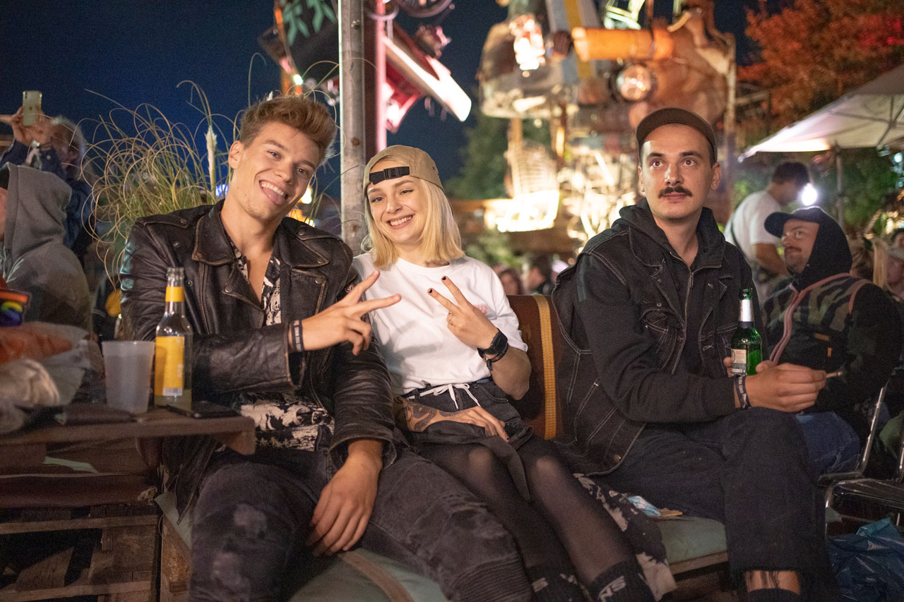 Links: Ariana Bibic mit Begleitung; Rechts: Railridegott Georg Senger