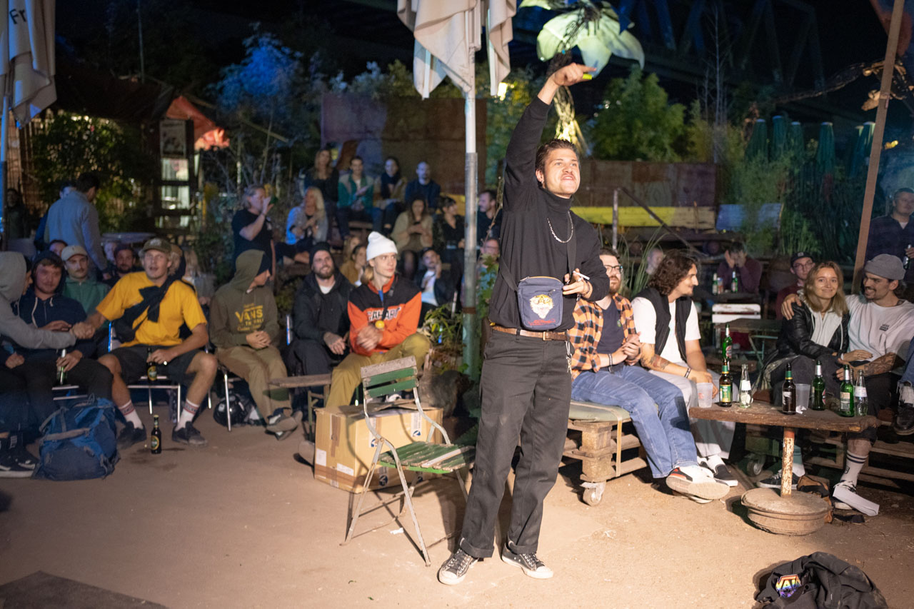 Voller Einsatz: Luca "Lucas" Hemmelmeister hatte extra mit seinen Homies den weiten Weg aus Flensburg auf sich genommen und sorgte im Odonien für genauso viel Stimmung wie sonst nur an der heimischen Hafenspitze