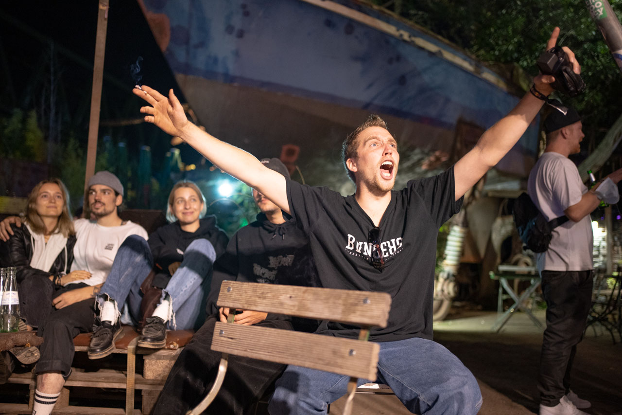 Wo Luca feiert, ist sein Mitbewohner Mads Zameit nicht weit! Hier sehen wir unseren Lieblingsmüllmann beim Warmbrüllen für das große Flitzerfinale an der Corner