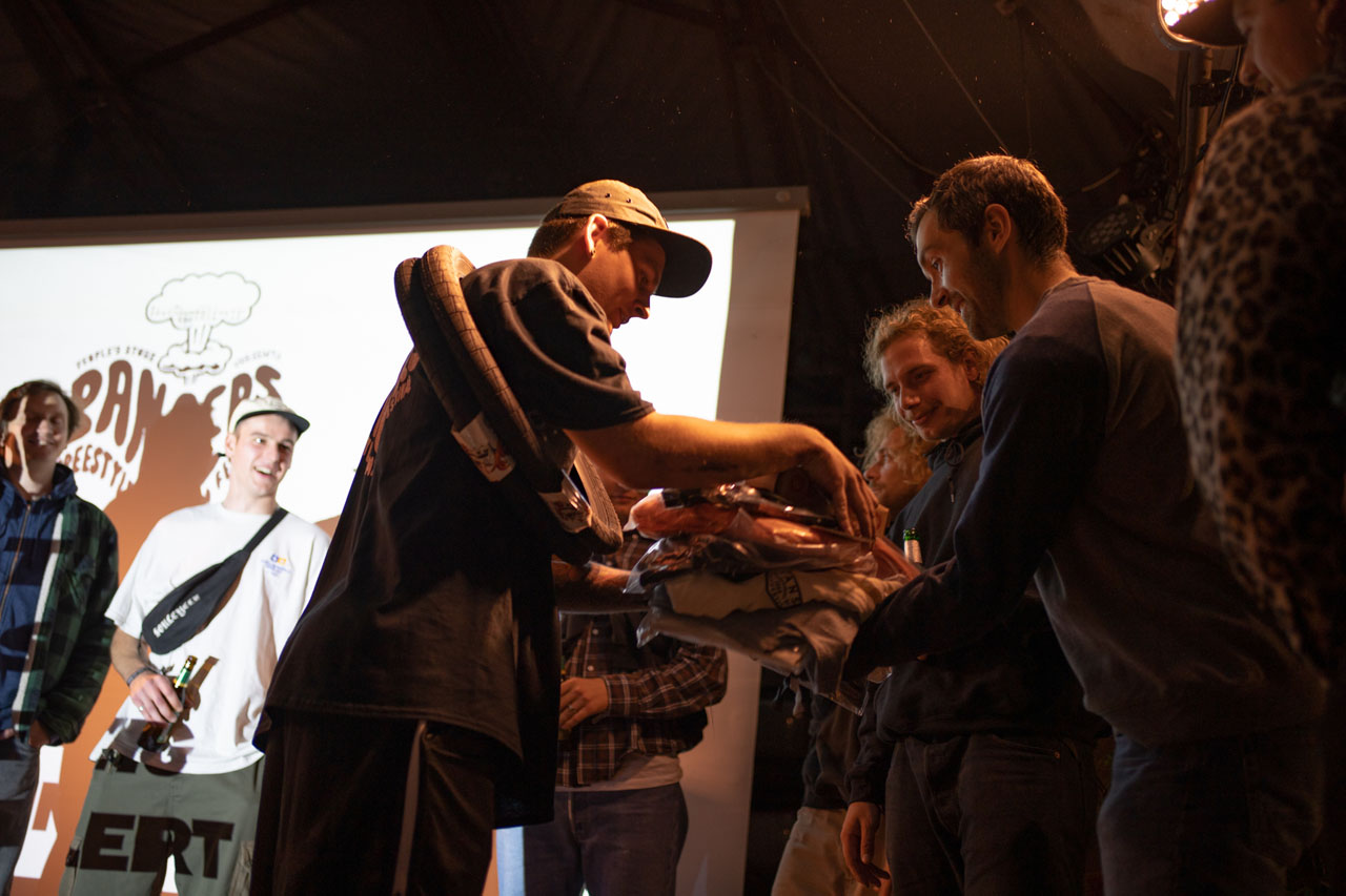 Niklas Gladysch von Traffic Distribution war der beliebteste Mann des Abends, denn er überschüttete unsere Gewinner mit Sachpreisen. Und jetzt alle: NIII-KLAS GLAAA-DYSCH!