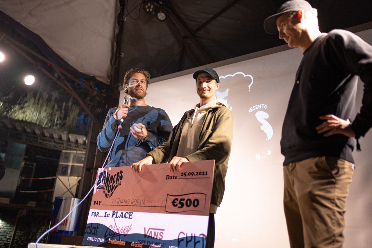 So sehen Sieger aus: Während Robin Heiderich sich bereits wieder gefangen hat und unserem Moderator Billy ganz abgeklärt die Welt erklärt, kann Adrian Warnken sein Glück noch immer nicht fassen